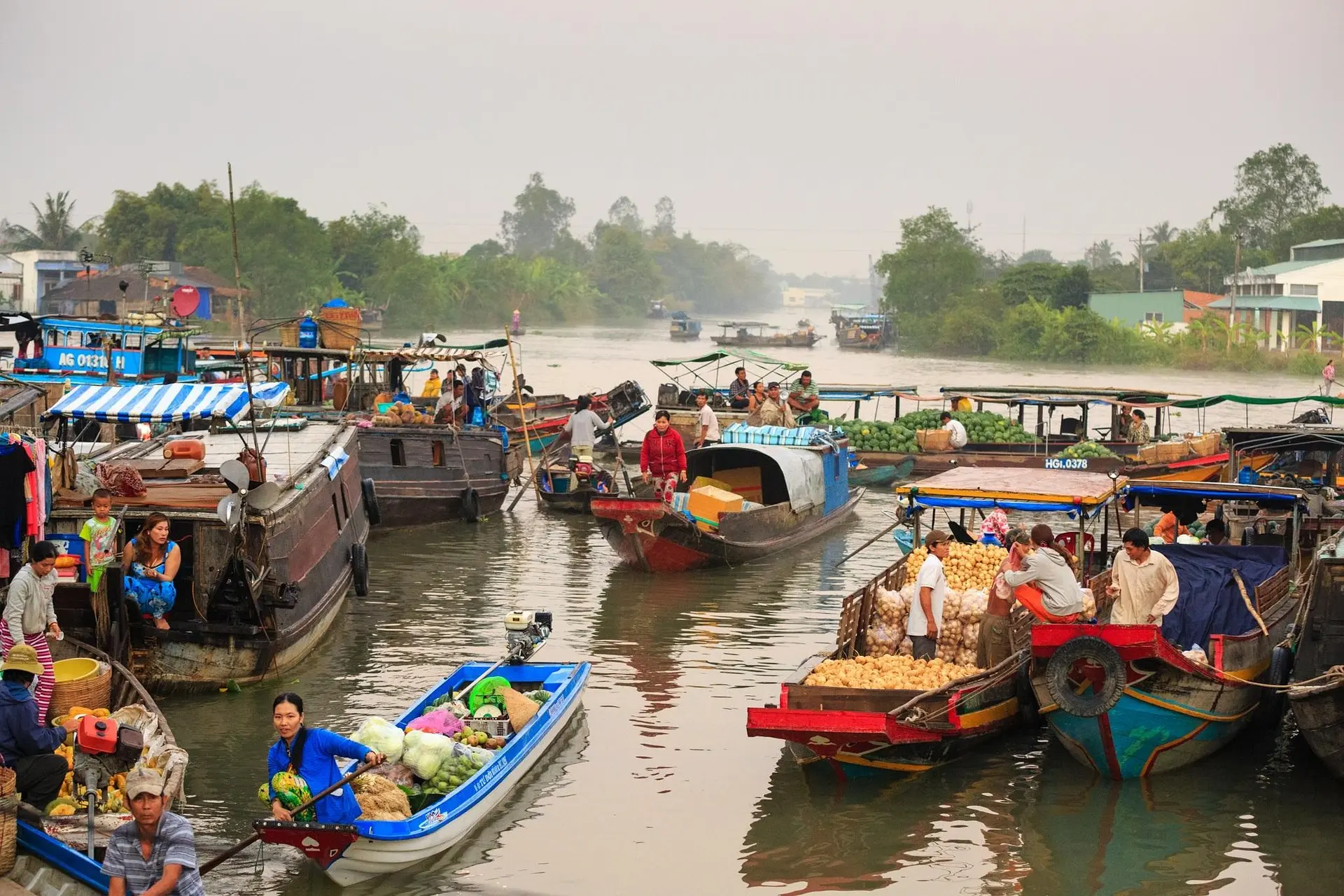 Damnoen Saduak Floating Market boat vendors in Bangkok.